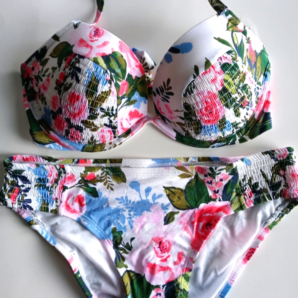 Women's Beautiful 2 Pc. Swimsuit In M(8-10)